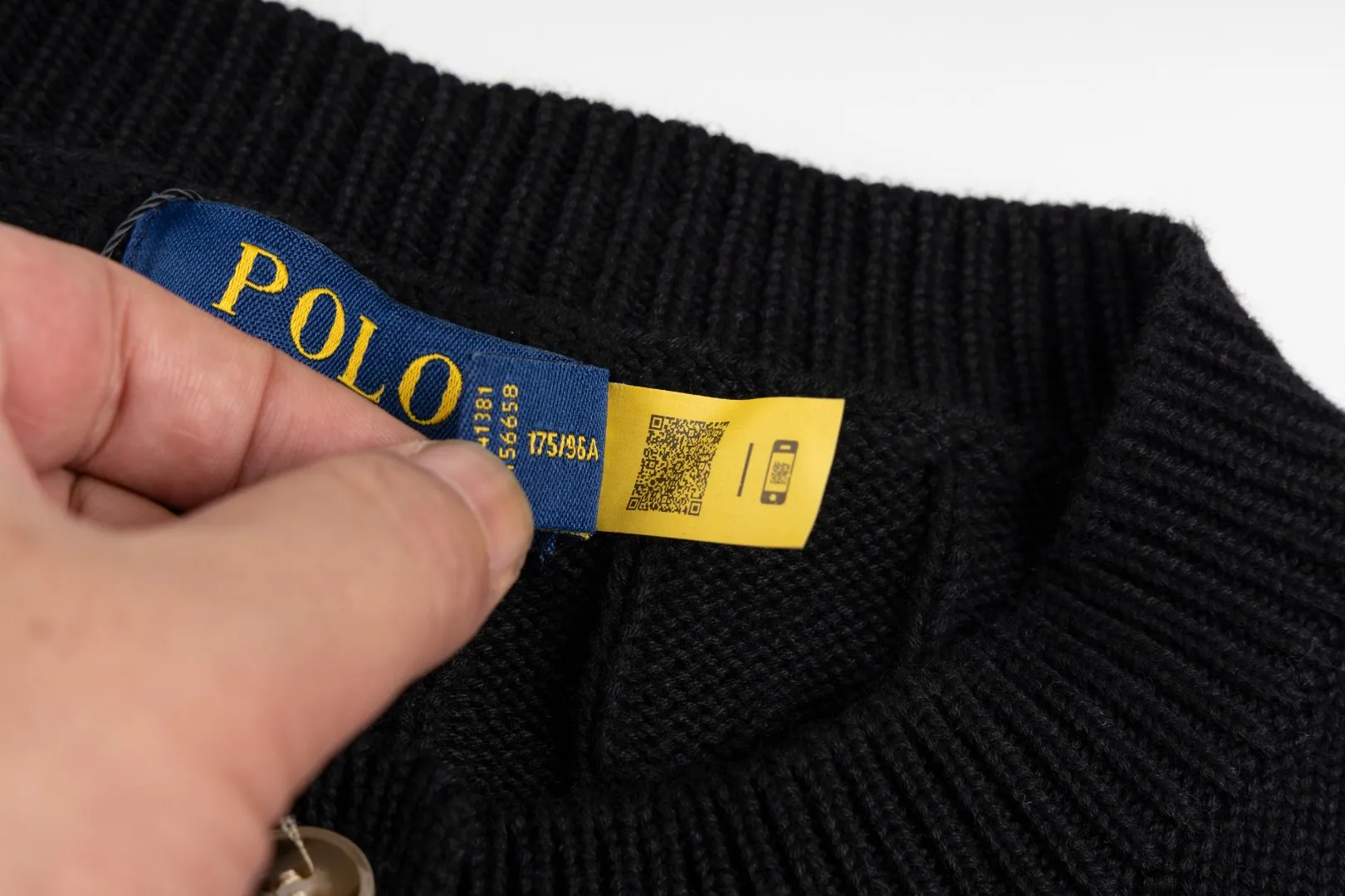 P230 #R93 RALPH LAUREN Ralph Lauren twelve colors classic small label embroidery logo seven-button knitted cable cardigan sweater women's top, high-density LOGO embroidery on the chest, original customization of tag accessories. Made of pure cotton yarn, pure cotton is skin-friendly and comfortable, small label war horse embroidered twist button cardigan sweater 🐎 high quality, follow the blogger to learn how to wear it! Let’s buy a Ralph Lauren cable sweater. It’s a super hard-to-find series after it became popular. It’s hard to find one on the official website. It’s simple and practical to wear, with a lazy and loose feel. The thickened fabric has more texture, feels soft and delicate, and has a loose fit. Whether worn alone or layered, you can wear different styles of fashion with just one piece!   Size: